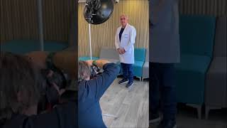 Entre Pacientes Y Pacientes, El Dr. Ricardo Pommer Se Dio Unos Minutos Para Posar Para El Lente