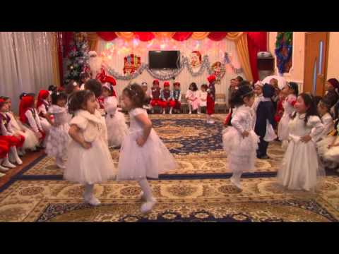 Танец одной девочки на новый год Танец одной девочки на новый год