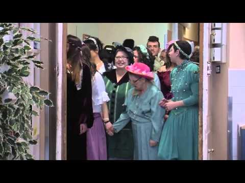 Anziani in costumi storici per il Carnevale dell'Asp Fossombroni di Arezzo
