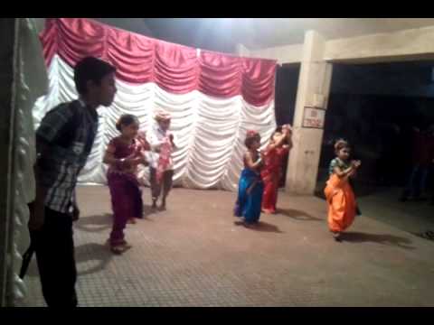 Aakanssha garden girls group dancing on Chunari Sambhal gori