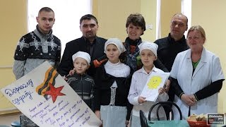 Дети пишут письма солдатам ДНР, а солдаты помогают им продуктами