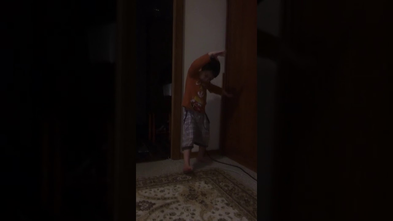 Самка стала в угол