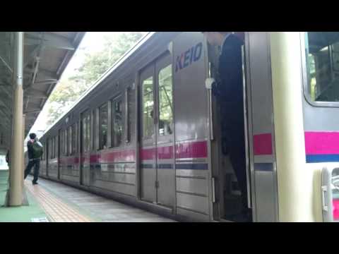 京王7000系とやさしい車掌さん　多摩動物公園発車