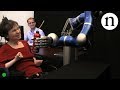 Mujer tetrapléjica controla brazo robótico con su mente