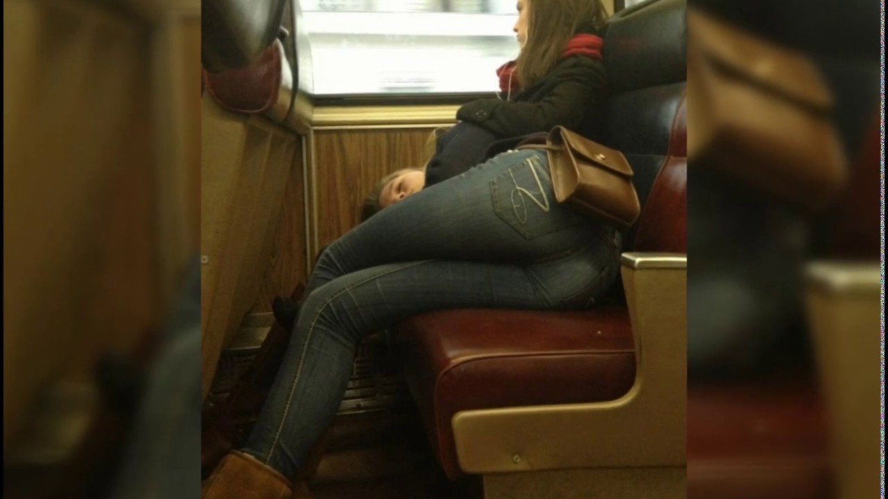 В поезде метро девушке заглянули под платье