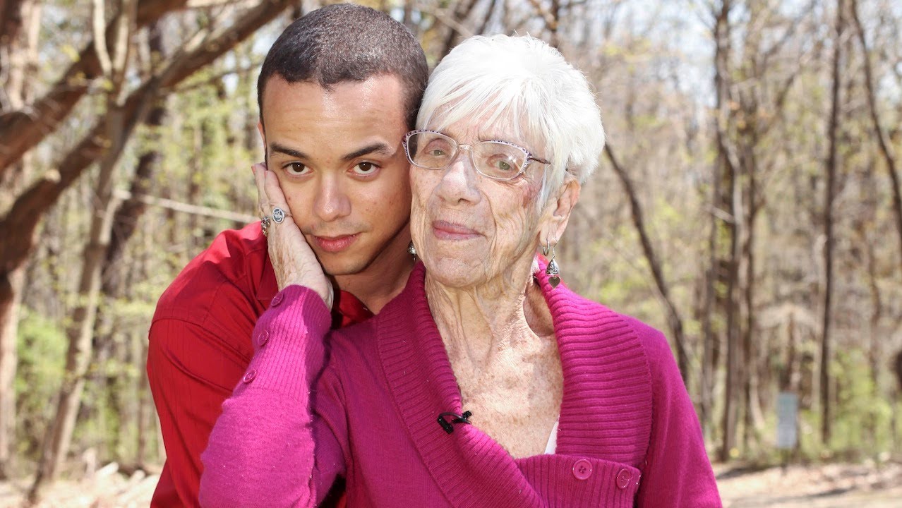 Очаровательный секс пухленькой бабушки с её молодым внуком