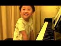 ابن الـ 4 سنوات يعزف بيانو بشكل مبهر يفوق المحترفين