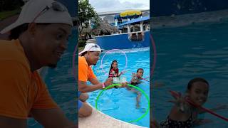 Las Niñas Cuando Llegan A Una Piscina