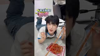 认真开会的哥哥and狂炫辣条的一航,真的好像霸道总裁和他愚蠢的弟弟!