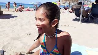 Vacaciones En La Playa, Jugando Al Rompeolas