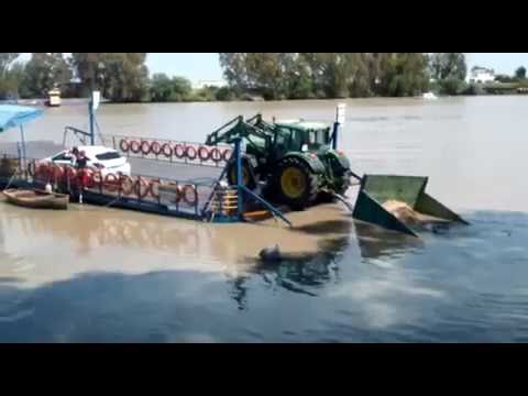 Tractor se cae de la barcaza al río Guadalquivir. Coria del Río