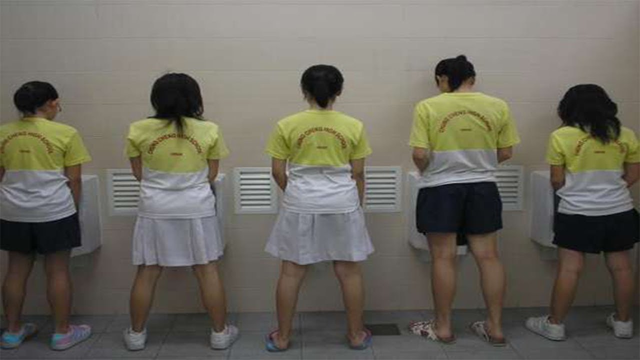 Chinese girls go toilet