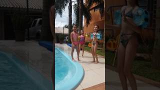 Amigas Da Laura Na Piscina