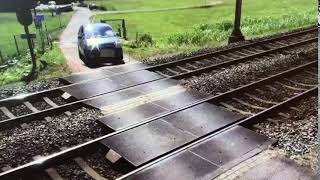 Trein rakelings langs auto op onbewaakte overweg in Santpoort