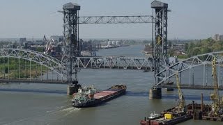 Видео Ростов на Дону ,разводка моста, проход судов от Домашний мастер, Сапёрный спуск, Ростов-на-Дону, Россия
