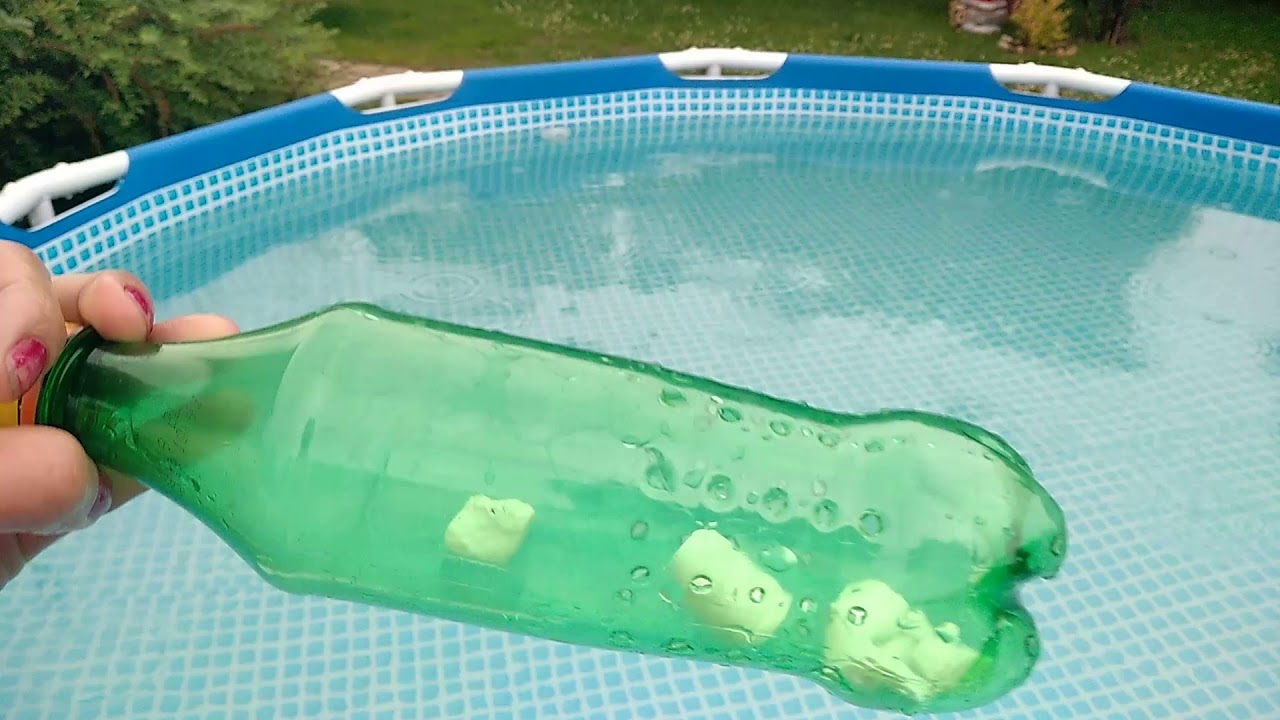 Влажная тинка ебется в надувном бассейне