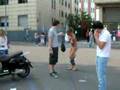 ragazza rimane in costume per strada a milano