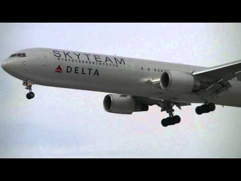 Delta Skyteam Boeing 767432ER landing at Detroit Metro Airport N844MH HD