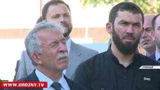 Видео В Грозном открыта улица, которая носит имя города Санкт-Петербург от ЧГТРК "Грозный", 10-я линия, Грозный, Россия