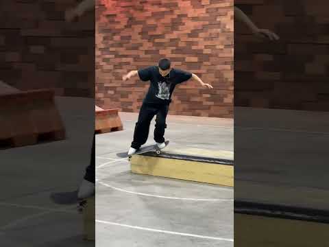 éS | Jonny Hernandez | Hardflip Back smith to fakie