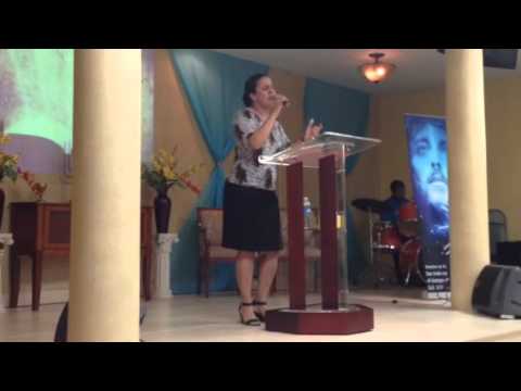 Hna. Tamara Sosa ministrando con la alabanza