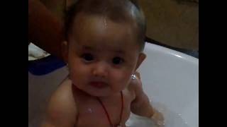 Memandikan Bayi Edisi Baby Shinta Mandi Sore