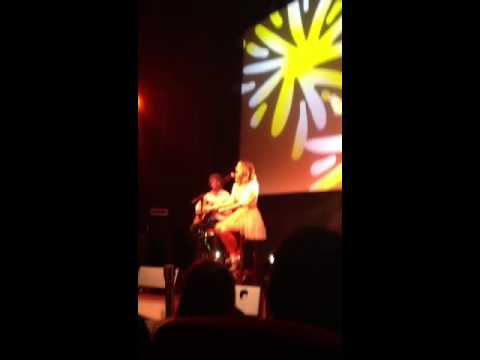 Showcase ce Tini en Francia !!! Ella canta "Hoy Somos Mas" Showcase ce Tini en Francia !!! Ella canta "Hoy Somos Mas"