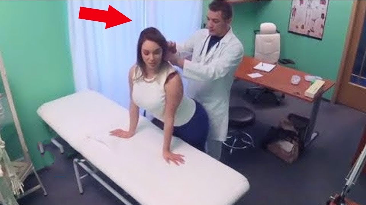 Развратная врачиха мастурбирует на смотровом кресле