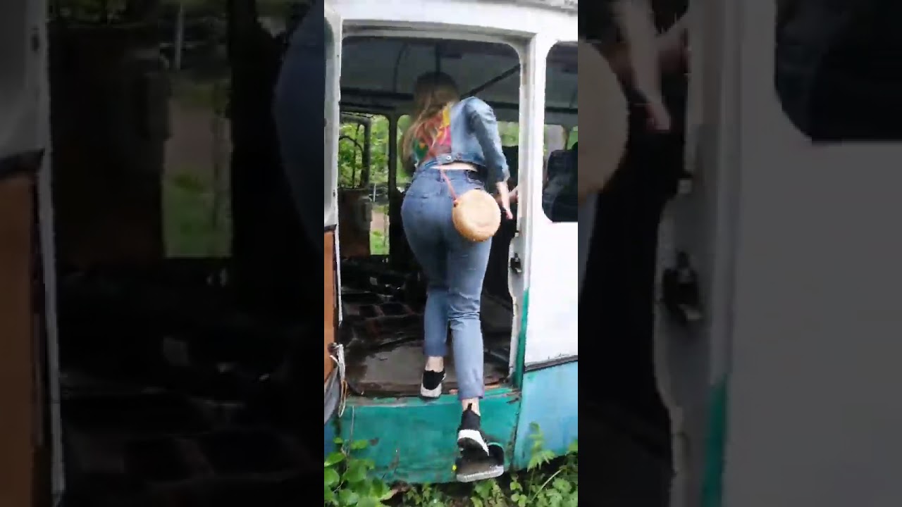 Медилин разделась в заброшенном автобусе