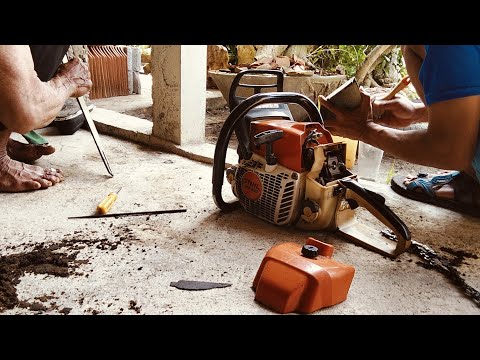 LAGI SERVIS MESIN CHAINSAW MINI SEBELUM DI PAKAI UNTUK POTONG KAYU!