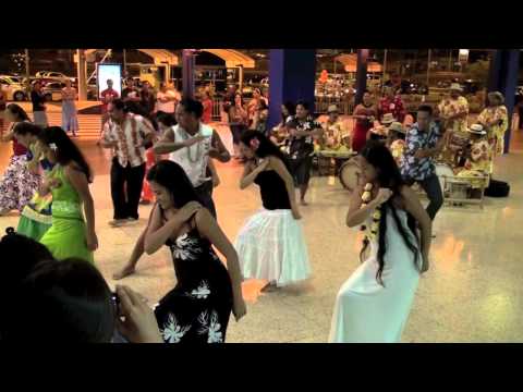 Tahiti, un au revoir de la famille et des amis avec de la musique et la danse (HD).