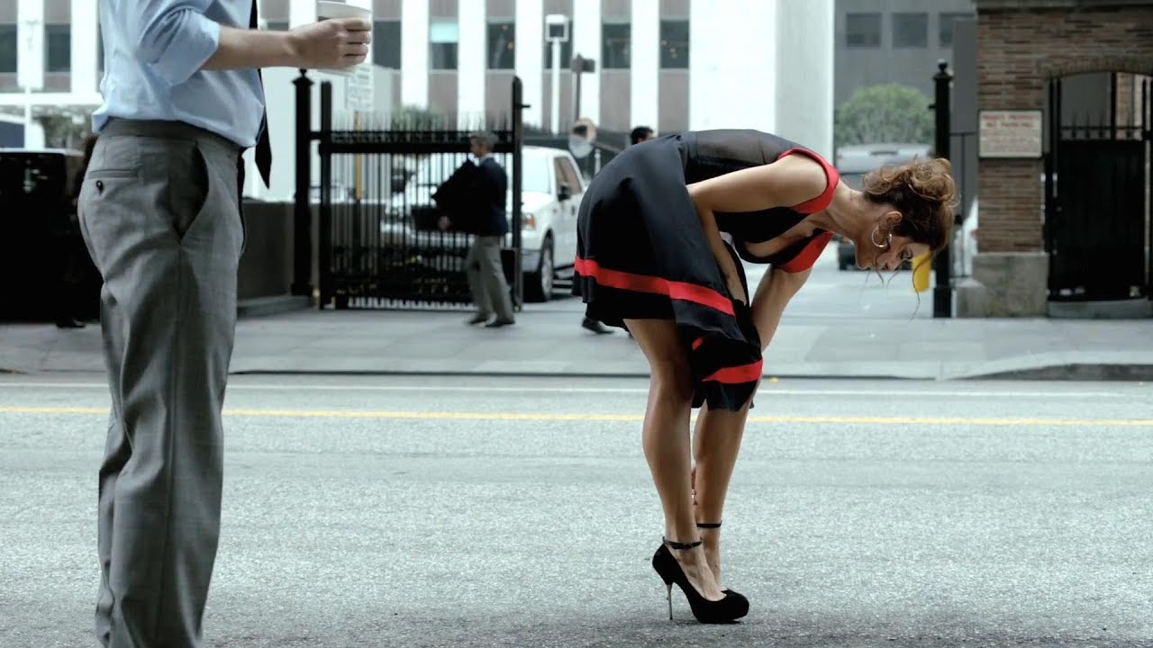 Рыжая девушка утоляет свои сексуальные желания с пикапером на улице