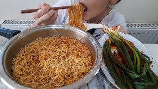 Asmr Baharatli Noodle Ve Soslu Uzun Soğan Eati̇ng Show Sude Asmr