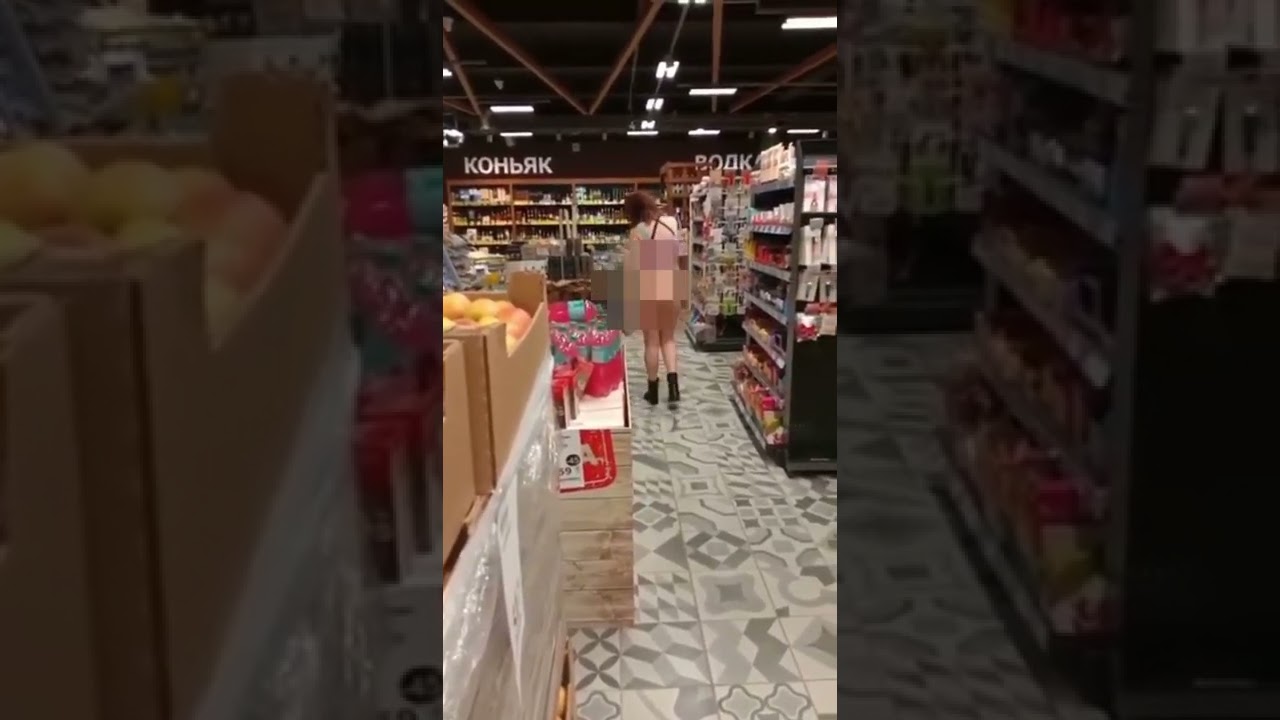 Покупательница раздевается в магазине после закрытия