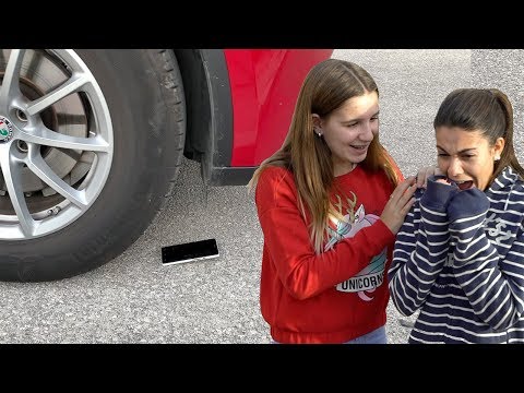 ATROPELLANDO TODAS MIS COSAS!! Rompen mi teléfono y muñecas /LA DIVERSION DE MARTINA