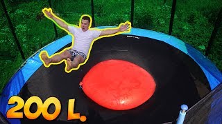Was passier wenn man auf eine 200L Wasserbombe auf einen Trampolin drauf springt ?