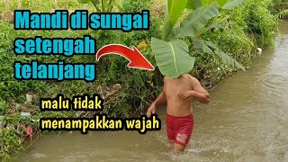 Mandi Di Sungai Setengah Telanjang