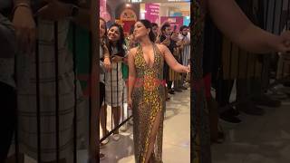 Hina Khan Clicks Selfies With Fans In Sizzling Hot Outfit At 68Th Hyundai Filmfare Awards