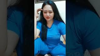 Duduk Santai Di Ruang Tamu Manis