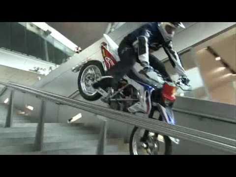 Chris Pfeiffer (1) - Motorrad Stunt Video ...............Oeni