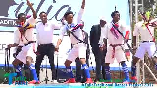 Shuhudia hii ngoma za jadi toka Malawi kwenye stage ya Tulia Shuhudia hii ngoma za jadi toka Malawi kwenye stage ya Tulia