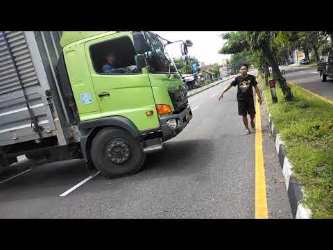 Truk Fuso nekat trabas pembatas jalan