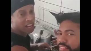Ronaldinho Bêbado Na Cozinha Dá Uma Azeitada Aqui Hein