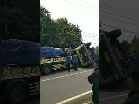 truk Fuso terguling berhamburan