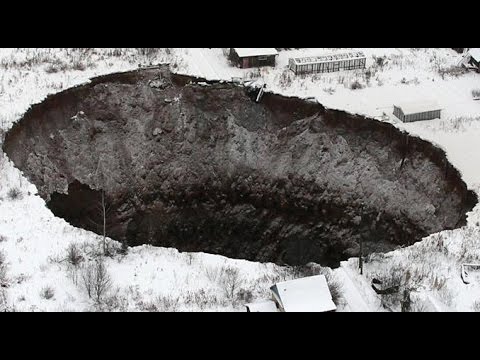 ОГРОМНАЯ СУПЕР ЯМА ГиГАНТСКАЯ ДЫРА ПРОВАЛ ГРУНТА ОБРАЗОВАЛСЯ В СОЛИКАМСКЕ ПЕРМСКИЙ КРАЙ