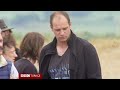 Tarlada bir gecede beliren gizemli daire - BBC TÜRKÇE klip izle