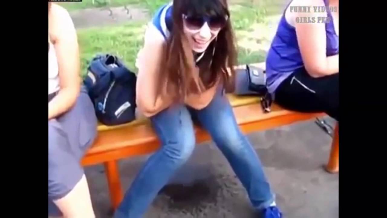 Видео писающей девушки на улице
