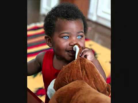 Un bebé blanco de ojos azules, hijo de padres negros - WorldNews