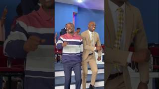 Askofu Gwajima Akicheza Wimbo - Nita Wakati Wa Ibada Ya Kumsifu Mungu Jumapili Ya 11 May 2025