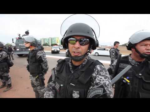 Capitão da Polícia de Choque do Brasil agride manifestantes e depois explica porquê... Capitão da Polícia de Choque do Brasil agride manifestantes e depois explica porquê...